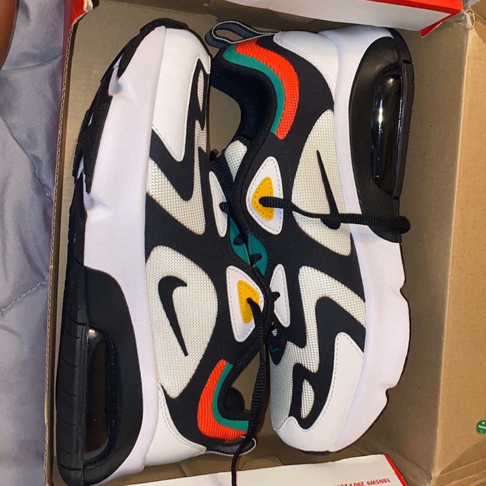 Brand new Nike air max 200 (GS) size 6Y. In the Original box. Box is ripped